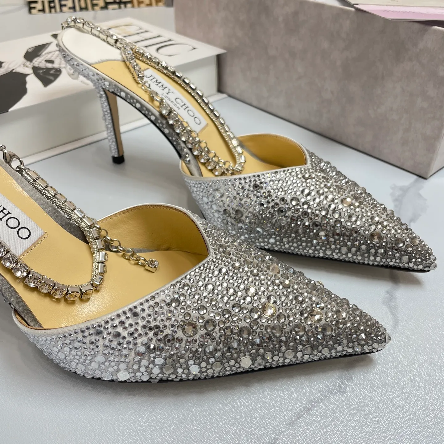 💕💕Factory direct selling price p680💕💕Jimmy Choo/Jimmy Choo classic diamond chain pointed toe crystal high-heeled sandals. Excellent crystal shoes, so beautiful that you can't take your eyes away. The shoe shape is very delicate and not too narrow and long. The internal space is enough to allow your toes to relax enough. The rhinestones outline a charming arc on the instep. It is simply beautiful. It has a 360-degree surrounding fairy atmosphere. Gorgeous without being exaggerated! ! The fabric is made of imported silk, with imported sheepskin lining. Customized A-grade Italian genuine leather sole. Heel height: 6.5 or 8.5. Size: 35-40 (41, 42, 43 customized, non-refundable)